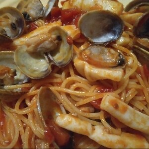 イカとあさりのトマトソースパスタ